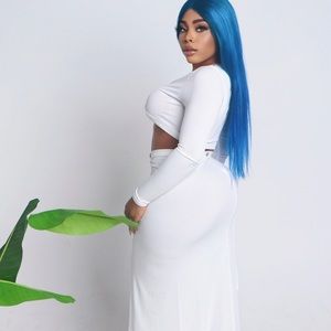 Great fitted two-piece with a good stretch & a sexy split